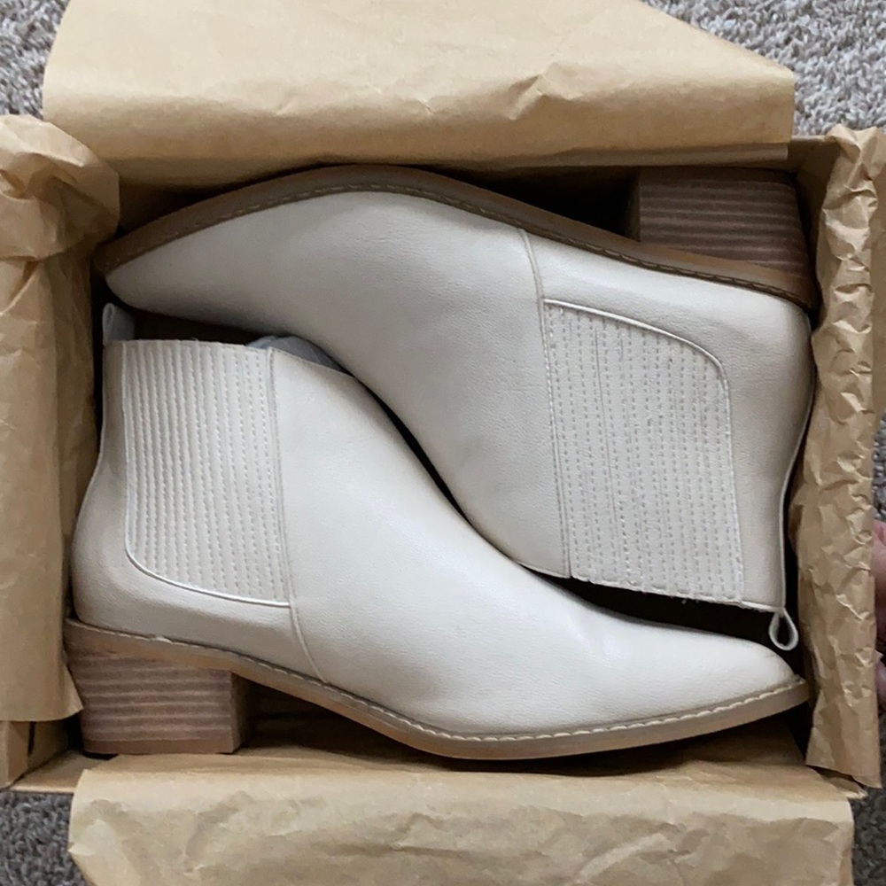 Trendy white ankle boots (boutique)